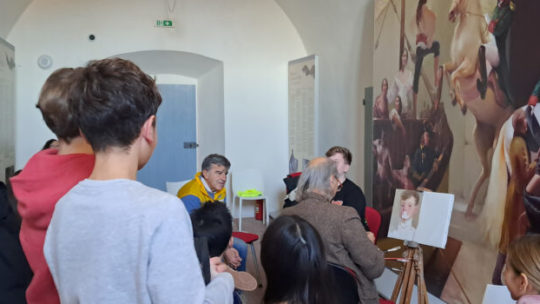 Studenti a lezione di pittura dal maestro Luciano Regoli